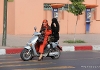 Vrouwen op scooter in Rabat, Marokko