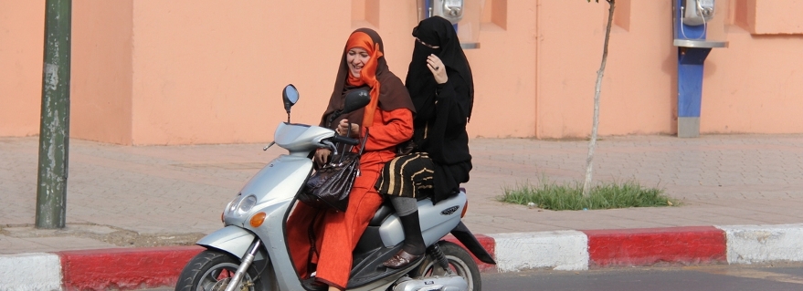 Vrouwen op scooter in Rabat, Marokko