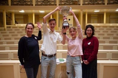 De winnaars van het Max Havelaar Toesprakentoernooi met hun docenten Nederlands