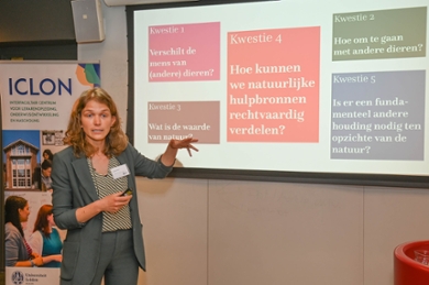 Marloes Boere, co-auteur van 'Dier, natuur en mens' tijdens de openingslezing