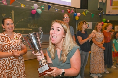Lachende vrouw met trofee.