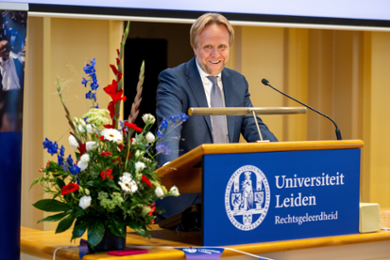 Ton Liefaard speaking in the Lorentzzaal.