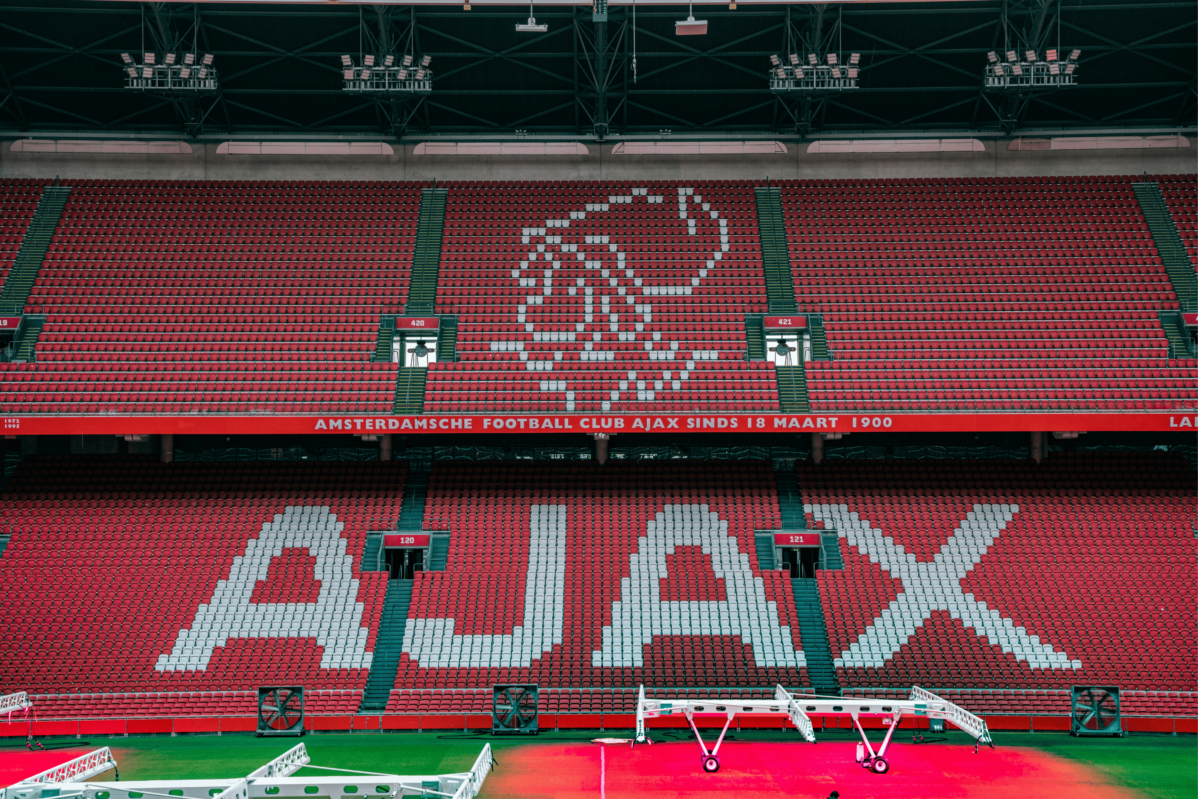 Hack Ajax: seizoenkaarten en stadionverboden op straat