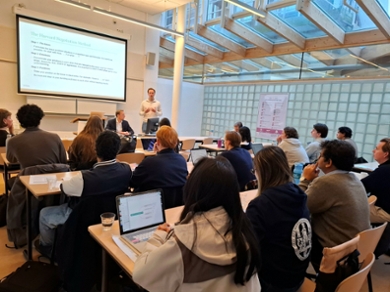 Groep studenten in een klaslokaal tijdens een workshop.