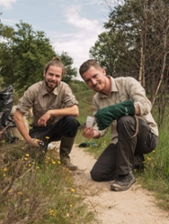 Roel Wouters (links) en Jory van Thiel melken een adder voor onderzoek (foto door Joey Markx)