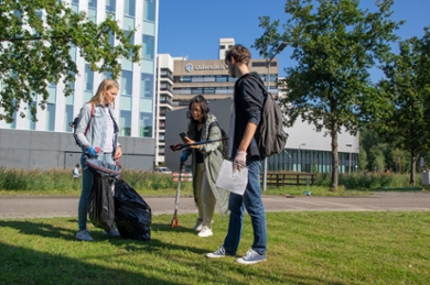 Students clean up litter and register it with the app Litterati (photo: Liselotte Rambonnet)