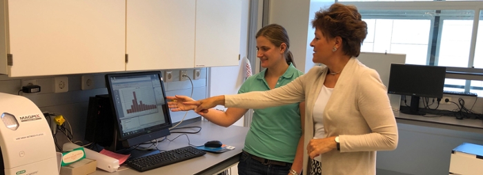 Liesbeth de Lange met postdoc Frédérique Kok. De Lange ontving de Lewis B. Sheiner Lecturer Award.