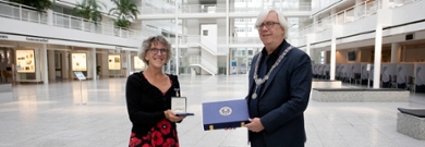 Linguist Ingrid Tieken received a royal distinction from the deputy mayor of The Hague.