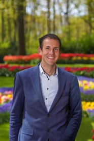 Tom Schreuder met op de achtergrond de tuin van Keukenhof