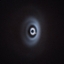 De pasgeboren planeet WISPIT 2b eet zich een weg door zijn stoffige ‘wieg’ terwijl hij rond zijn moederster draait. Deze foto, genomen met ESO’s Very Large Telescope, is de eerste duidelijke opname van een babyplaneet in een schijf met meerdere ringen.