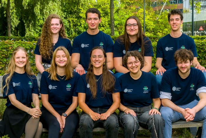 de negen studenten van iGEM Leiden 2025 in twee rijen.
