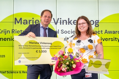 Marieke Vinkenoog krijgt de prijs uitgereikt door Hans Roubos.