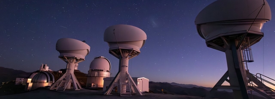 Los telescopios BlackGEM comienzan la búsqueda de fuentes de ondas gravitacionales