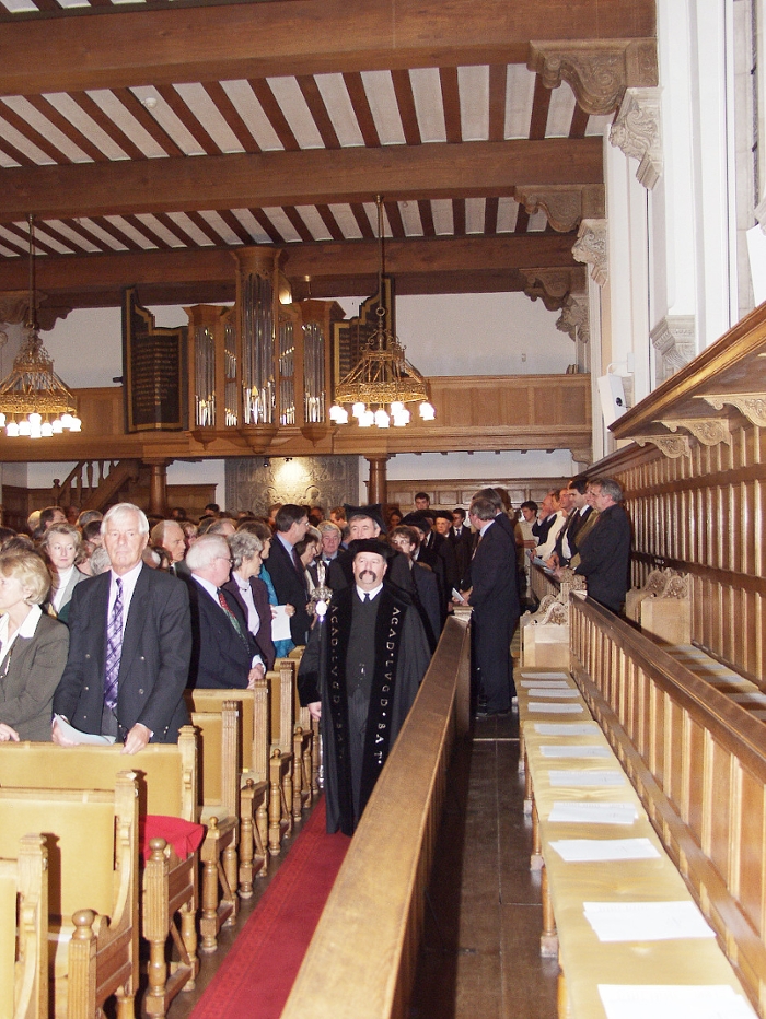 Photo of the cortege preceding the inaugural lecture of Cleveringa Professor Prof. V.W. Sidel on 26 November 1998 in the Great Auditorium at the Academy Building at Leiden University.