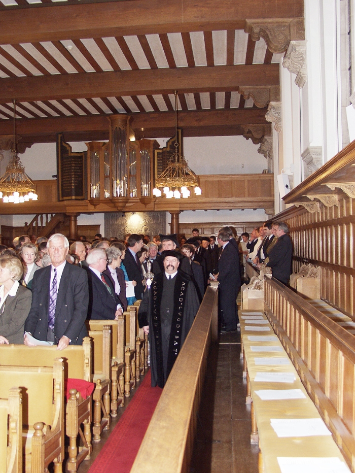 Foto van het cortège voorafgaand aan de oratie van Cleveringa-hoogleraar prof.dr. V.W. Sidel op 26 november 1998 in het Groot Auditorium van het Academiegebouw van de Universiteit Leiden.