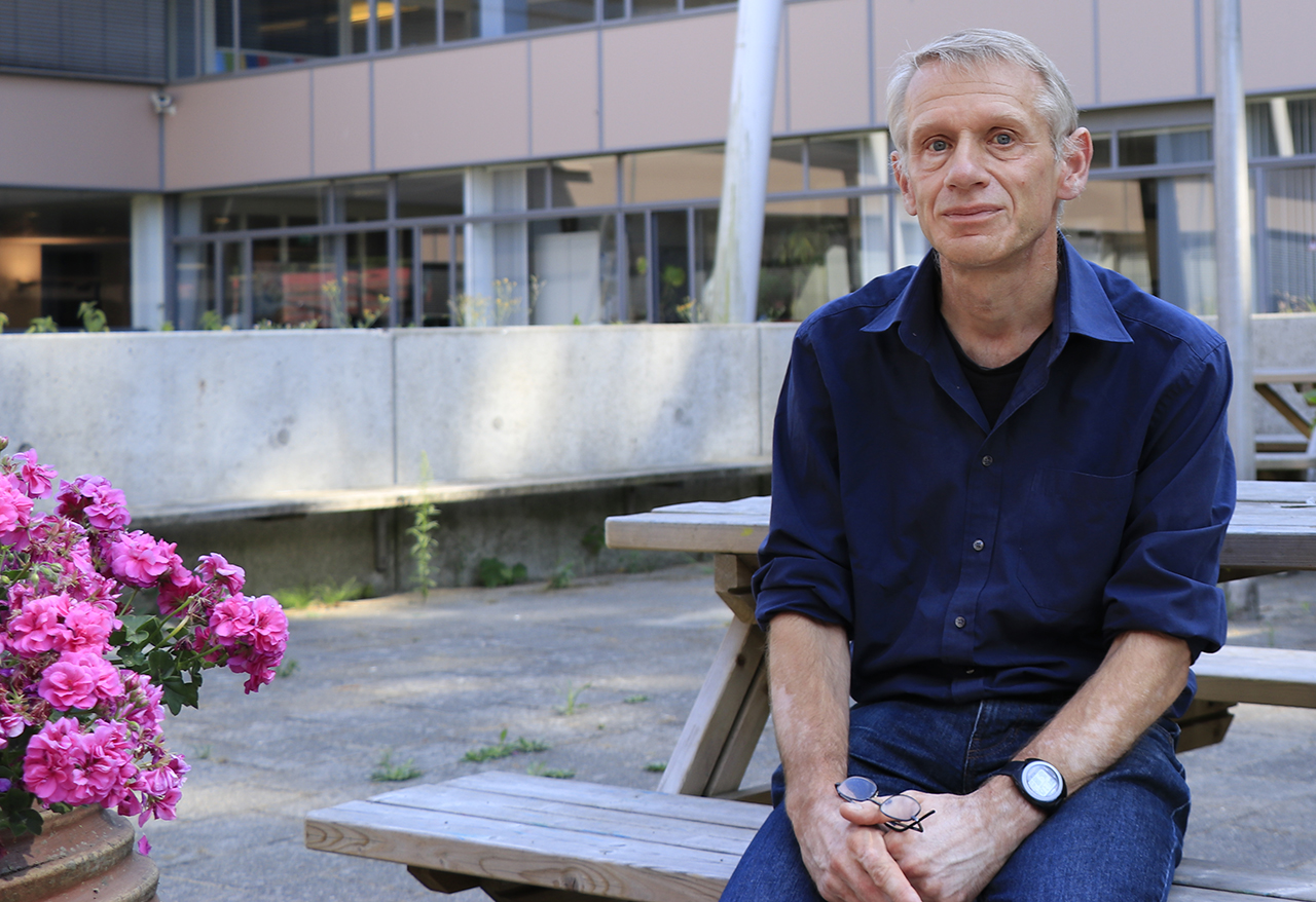 Prof Cooman ‘I try to make my students enthusiastic about the subject’ - Leiden ...