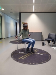 Student die werkt met VR