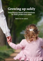 Download de Nederlandstalige samenvatting van het proefschrift ‘Growing up safely, attachment-based interventions in child protection cases.‘ ››