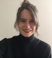 Portretfoto van Manon met een knot en een zwarte coltrui