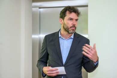 Criminoloog Jean-Louis van Gelder en collega's onderzoeken hoe gesprekken met een virtuele toekomstige zelf kunnen helpen zelfdestructief gedrag te verminderen.