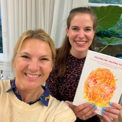 @EACrone: Simone Dobbelaar (right) with her dissertation 'Helping Me, Helping You' and supervisor Eveline Crone.