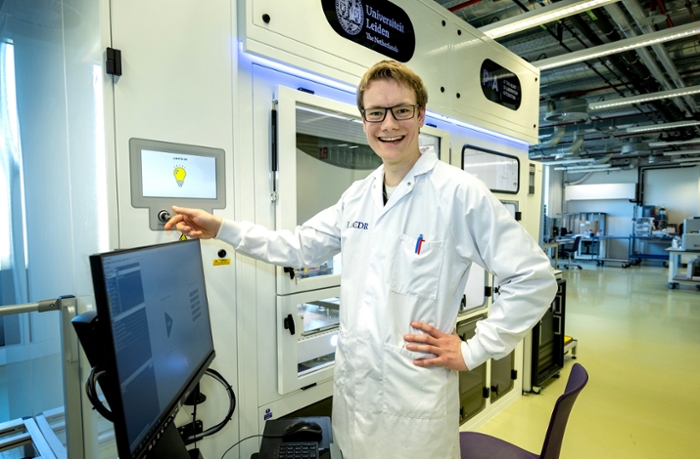Een labmedewerker bedient een apparaat in het  laboratorium