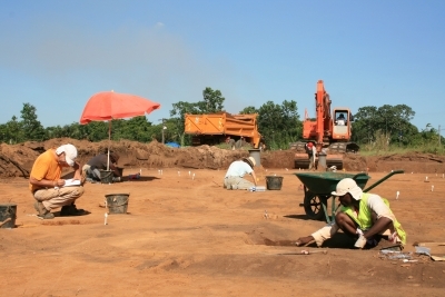 Opgraving bij Chemin Saint-Louis in 2009. Deze vindplaats leverde het tot nog toe oudste aardewerk van Frans Guyana op, en jonger aardewerk dat in verband is gebracht met de aanwezigheid van terra preta.