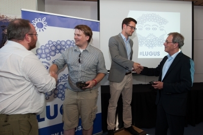 lWouter Bruins (tweede van links) en Willem te Beest (uiterst rechts) zijn benoemd tot ereleden van Lugus.