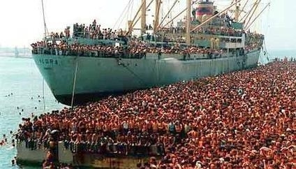 Arrival of the Vlora in August 1991 in Bari, containing thousands of Albanian migrants.
