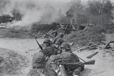 Duitse infanteristen vallen Grebbeberg aan