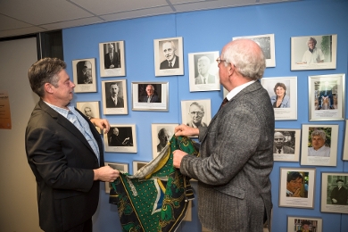 Peter Pels and Gerard Persoon reveal Persoon’s photograph on the Hall of Fame