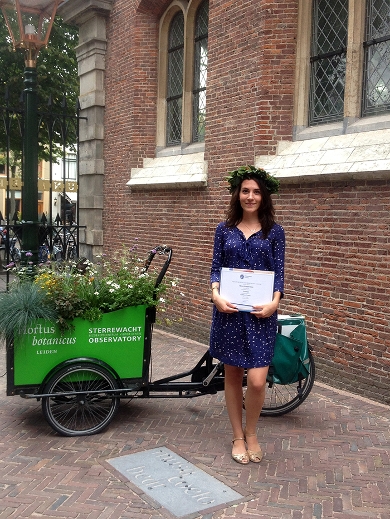 Alyson heeft een kroon gekregen van haar Italiaanse familie, een traditie bij een diplomering in Italië.